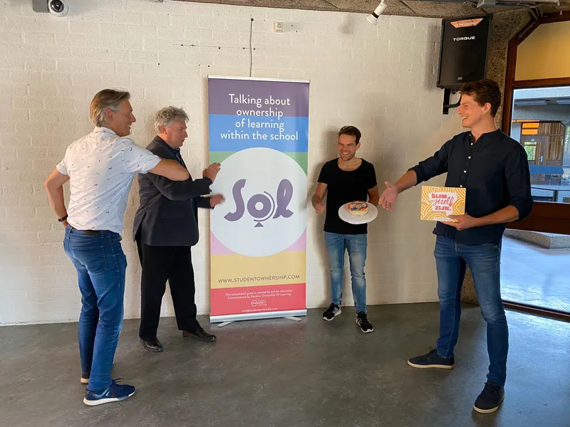Het team van SOL bij de banner: in gesprek over eigenaarschap van leren
