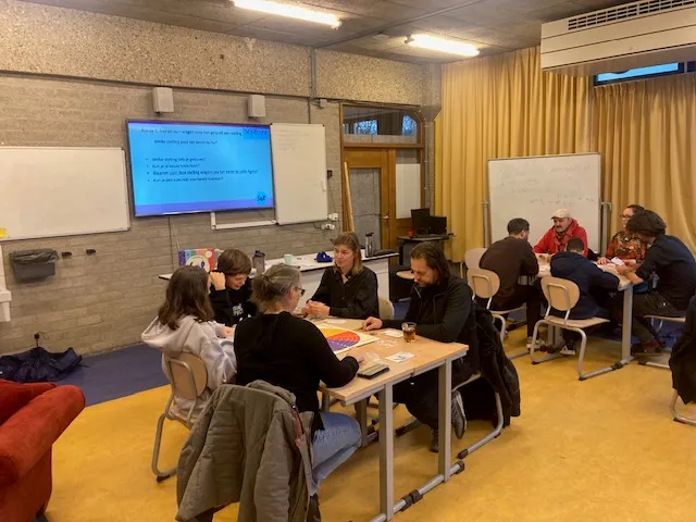 Werksessie van SOL met onderwijsteam en presentatiescherm